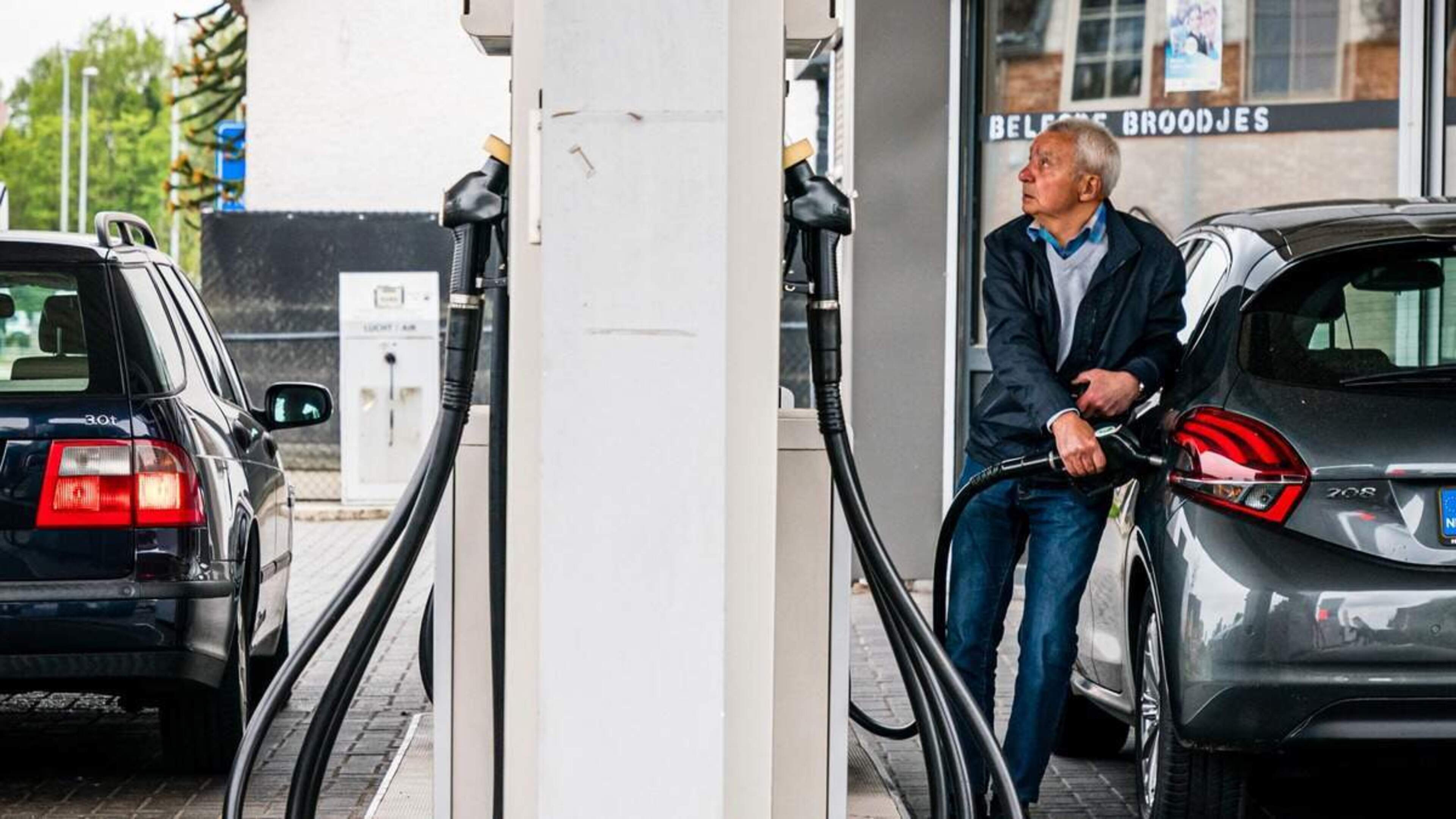 Olieprijs komt boven 115 dollar: hoogste niveau sinds uitbraak Iranoorlog, benzine tanken voor 2,57 euro